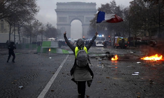 Ο Μακρόν στην Αψίδα του Θριάμβου μετράει τα σπασμένα…